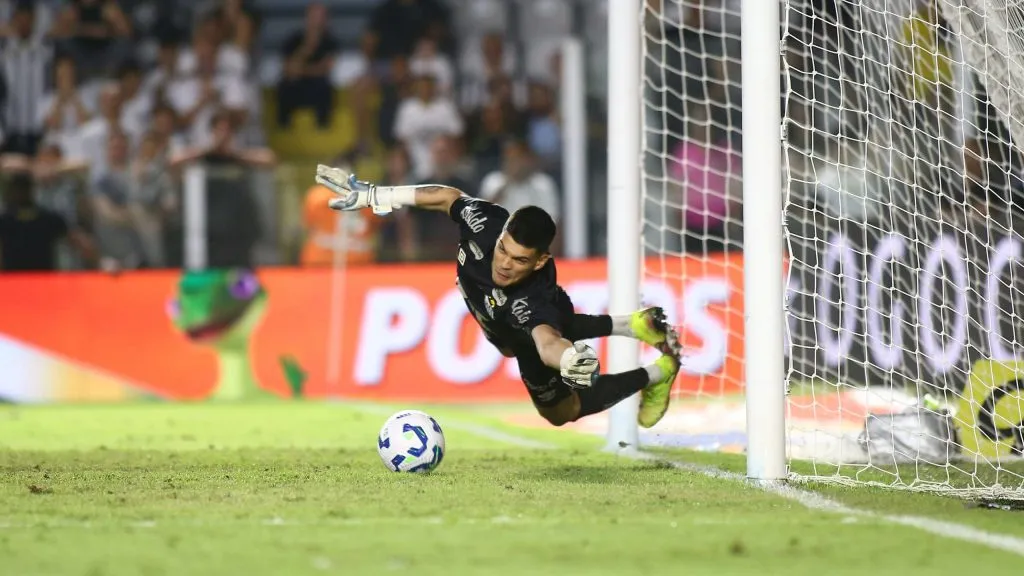 Gabriel Brazão, jogador do Santos, durante partida contra o CRB no estadio Vila Belmiro pela Copa Do Brasil 2025. Foto: Mauricio De Souza/AGIF