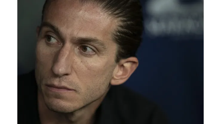Filipe Luís foi criticado mais uma vez por 'morrer abraçado' com titulares contestados