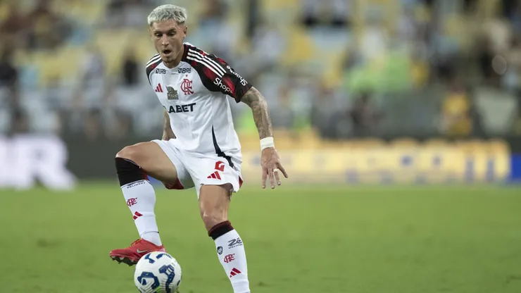 RJ - RIO DE JANEIRO - 19/04/2025 - BRASILEIRO A 2025, VASCO X FLAMENGO - Varela jogador do Flamengo durante partida contra o Vasco no estadio Maracana pelo campeonato Brasileiro A 2025. Foto: Jorge Rodrigues/AGIF
