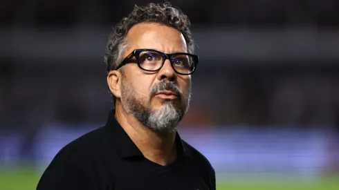 Cleber Xavier, técnico do Santos, durante partida contra o CRB no estadio Vila Belmiro pelo campeonato Copa Do Brasil 2025. Foto: Marcello Zambrana/AGIF