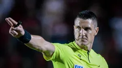 O árbitro Rafael Rodrigo Klein durante partida entre Vitoria e Flamengo no estádio Barradão pelo campeonato Brasileiro A 2025. Foto: Jhony Pinho/AGIF