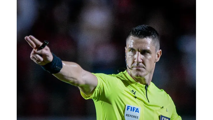 O árbitro Rafael Rodrigo Klein durante partida entre Vitoria e Flamengo no estádio Barradão pelo campeonato Brasileiro A 2025. Foto: Jhony Pinho/AGIF
