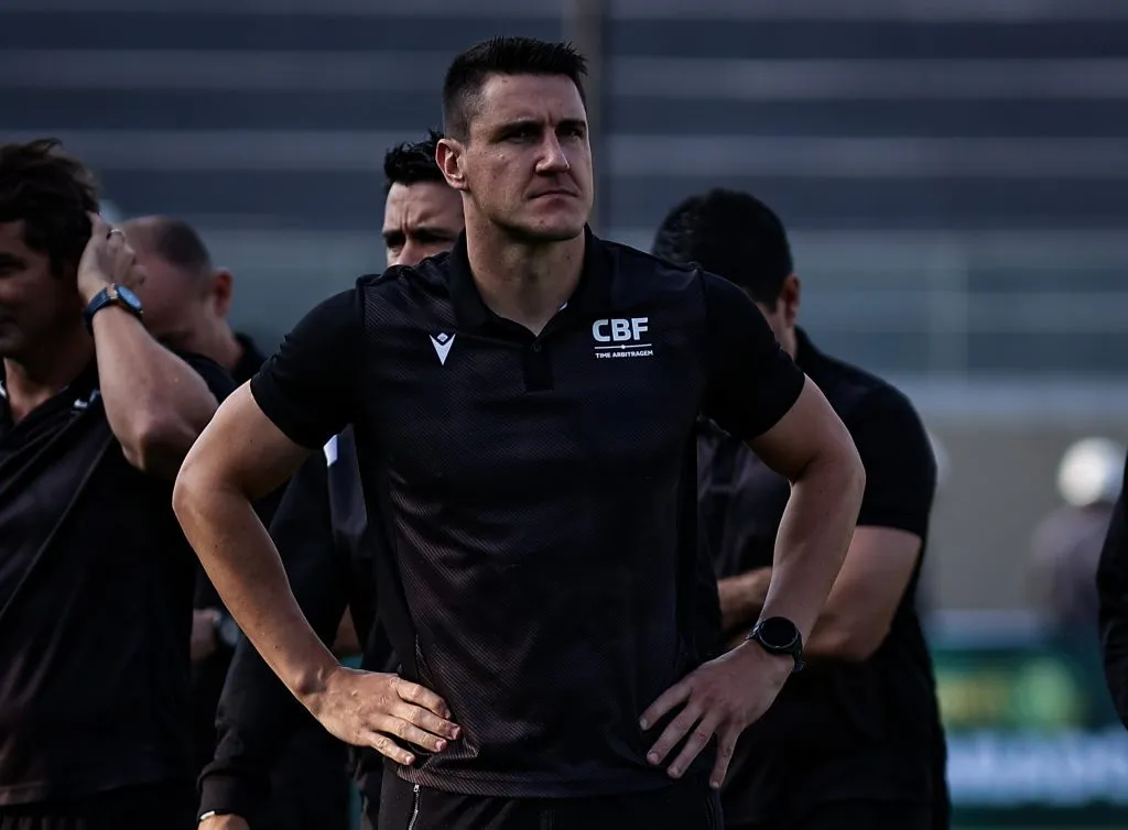 SP – BARUERI – 12/04/2025 – BRASILEIRO A 2025, PALMEIRAS X CORINTHIANS – O arbitro Rafael Rodrigo Klein (RS)  antes da partida entre Palmeiras e Corinthians no estadio Arena Barueri pelo campeonato Brasileiro A 2025. Foto: Fabio Giannelli/AGIF