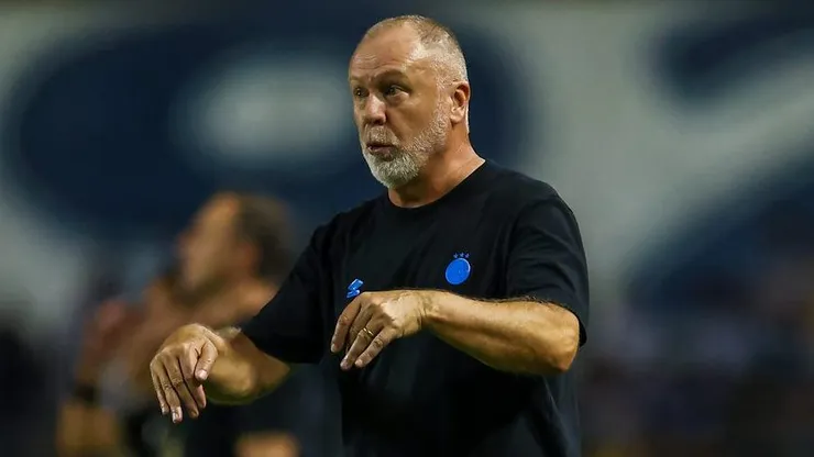 Mano Menezes acompanha equipe do Grêmio - FOTO: LUCAS UEBEL/GREMIO FBPA