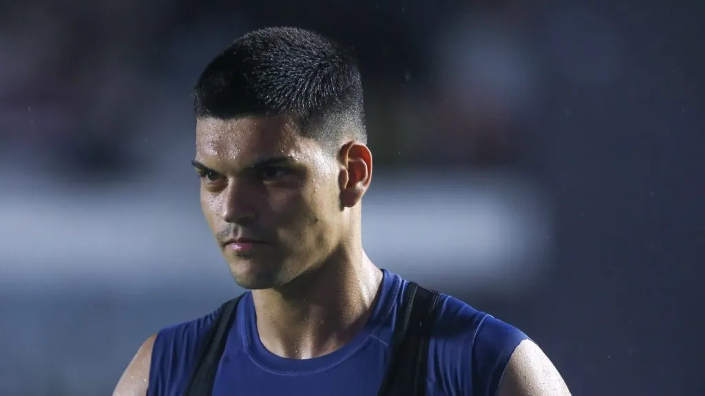 SP – SANTOS – 01/02/2025 – PAULISTA 2025, SANTOS X SAO PAULO – Gabriel Brazao jogador do Santos deixa o campo apos partida contra o Sao Paulo no estadio Vila Belmiro pelo campeonato Paulista 2025.