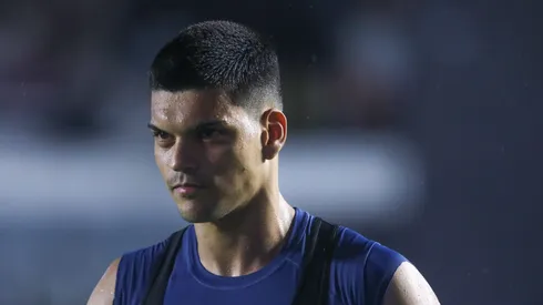 SP - SANTOS - 01/02/2025 - PAULISTA 2025, SANTOS X SAO PAULO - Gabriel Brazao jogador do Santos deixa o campo apos partida contra o Sao Paulo no estadio Vila Belmiro pelo campeonato Paulista 2025.