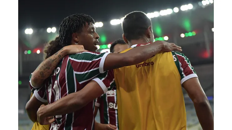 Keno jogador do Fluminense comemora seu gol com jogadores do seu time durante partida contra o Aparecidense no estádio Maracanã pelo campeonato Copa Do Brasil 2025. Foto: Thiago Ribeiro/AGIF