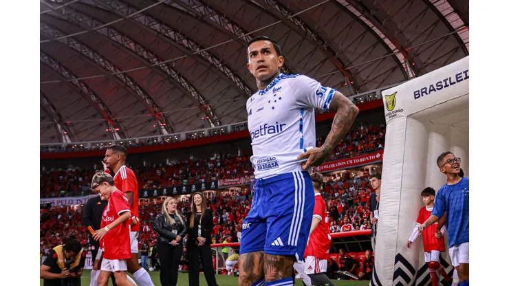 SP - PORTO ALEGRE - 06/04/2025 - BRASILEIRO A 2025, INTERNACIONAL X CRUZEIRO - Dudu do Cruzeiro durante entrada em campo para partida contra o Internacional no estadio Beira-Rio pelo campeonato Brasileiro A 2025. Foto: Maxi Franzoi/AGIF