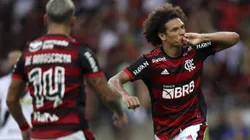RIO DE JANEIRO, BRAZIL - MARCH 20: Willian Arão (R) of Flamengo celebrates with Arrascaeta after scoring the first goal of his team during the Campeonato Carioca 2022 Semi Final 2nd Leg match between Vasco da Gama and Flamengo at Maracana Stadium on March 20, 2022 in Rio de Janeiro, Brazil. (Photo by Buda Mendes/Getty Images)