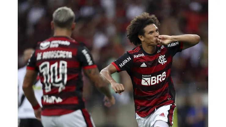 RIO DE JANEIRO, BRAZIL - MARCH 20: Willian Arão (R) of Flamengo celebrates with Arrascaeta after scoring the first goal of his team during the Campeonato Carioca 2022 Semi Final 2nd Leg match between Vasco da Gama and Flamengo at Maracana Stadium on March 20, 2022 in Rio de Janeiro, Brazil. (Photo by Buda Mendes/Getty Images)