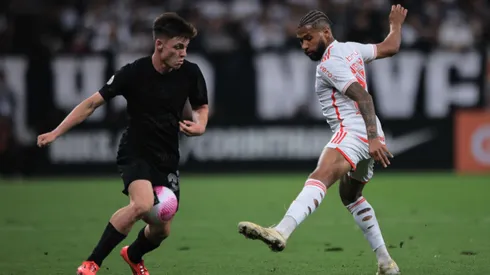 SP - SAO PAULO - 05/10/2024 - BRASILEIRO A 2024, CORINTHIANS X INTERNACIONAL - Breno Bidon jogador do Corinthians disputa lance com Wesley jogador do Internacional durante partida no estadio Arena Corinthians pelo campeonato Brasileiro A 2024. Foto: Ettore Chiereguini/AGIF