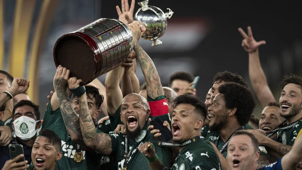 RJ – Rio de Janeiro – 30/01/2021 – LIBERTADORES 2020, PALMEIRAS X SANTOS – Felipe Melo jogador do Palmeiras levanta a taca de campeao durante cerimonia de premiacao ao final da partida contra o Santos no estadio Maracana pela decisao do campeonato Libertadores 2020. Foto: Jorge Rodrigues/AGIF