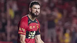 João Silva jogador do Sport comemora gol marcado de pênalti em decisão durante partida contra o Retrô no estádio Ilha do Retiro pelo campeonato Pernambucano 2025.