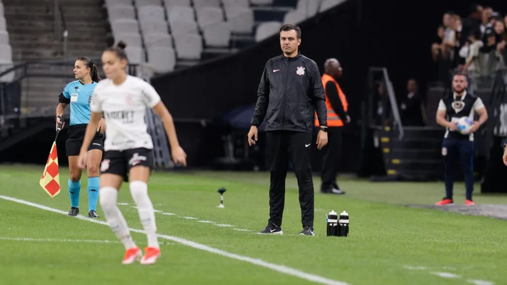 Lucas Piccinato técnico do Corinthians durante partida contra o Internacional no estádio Arena Corinthians pelo campeonato Brasileiro A Feminino 2024. Foto: Anderson Romão/AGIF