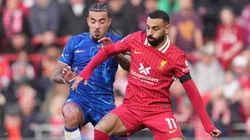 Mohamed Salah divide bola com Malo Gusto em partida entre Liverpool e Chelsea. Foto: Associated Press / Alamy Stock Photo