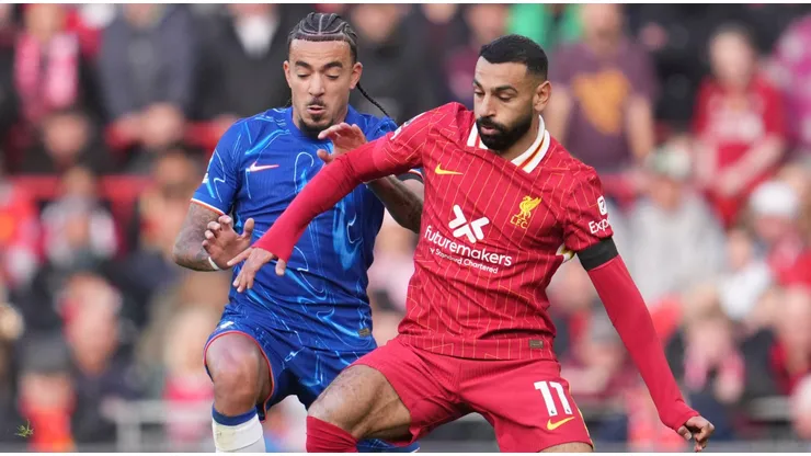 Mohamed Salah divide bola com Malo Gusto em partida entre Liverpool e Chelsea. Foto: Associated Press / Alamy Stock Photo