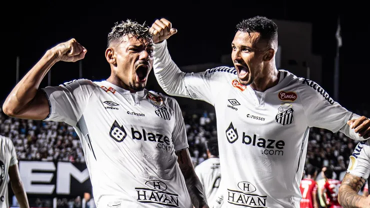 Tiquinho Soares é um dos jogadores que deve sair do time do Santos diante do Grêmio