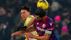 Jogadores de Bologna e Juventus dividem bola aérea. Foto: LaPresse / Alamy Stock Photo
