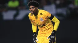 Hugo Souza em ação pelo Corinthians - Foto: Ettore Chiereguini/AGIF