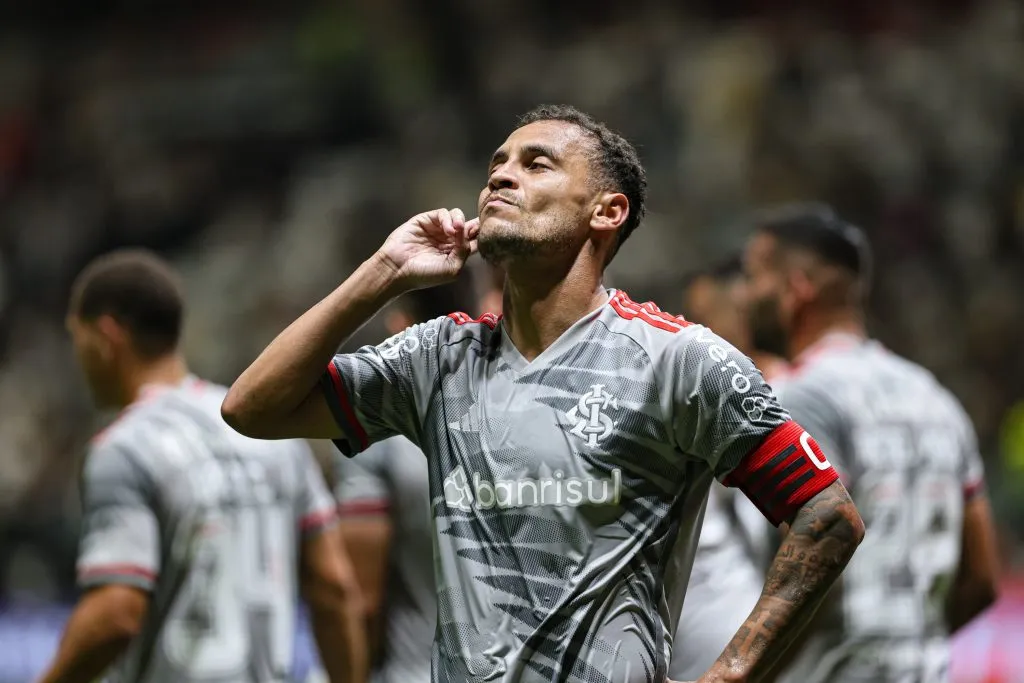 MG – BELO HORIZONTE – 26/10/2024 – BRASILEIRO A 2024, ATLETICO-MG X INTERNACIONAL – Alan Patrick jogador do Internacional comemora seu gol durante partida contra o Atletico-MG no estadio Arena MRV pelo campeonato Brasileiro A 2024. Foto: Gilson Lobo/AGIF