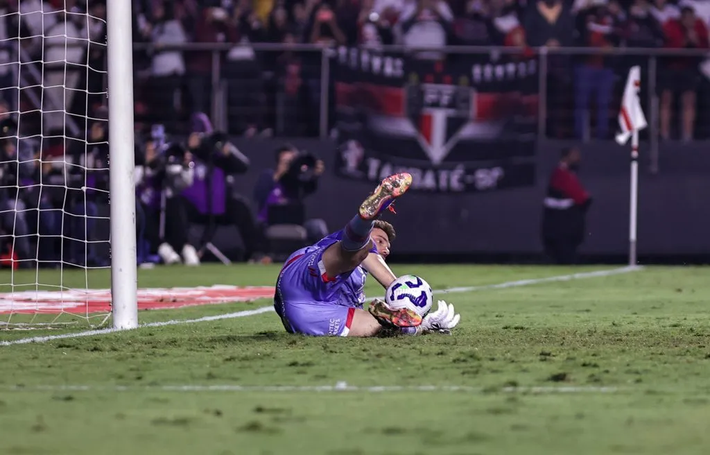Joao Ricardo goleiro do Fortaleza defende penalti durante partida contra o Sao Paulo no estadio Morumbi pelo campeonato Brasileiro A 2025. Foto: Fabio Giannelli/AGIF