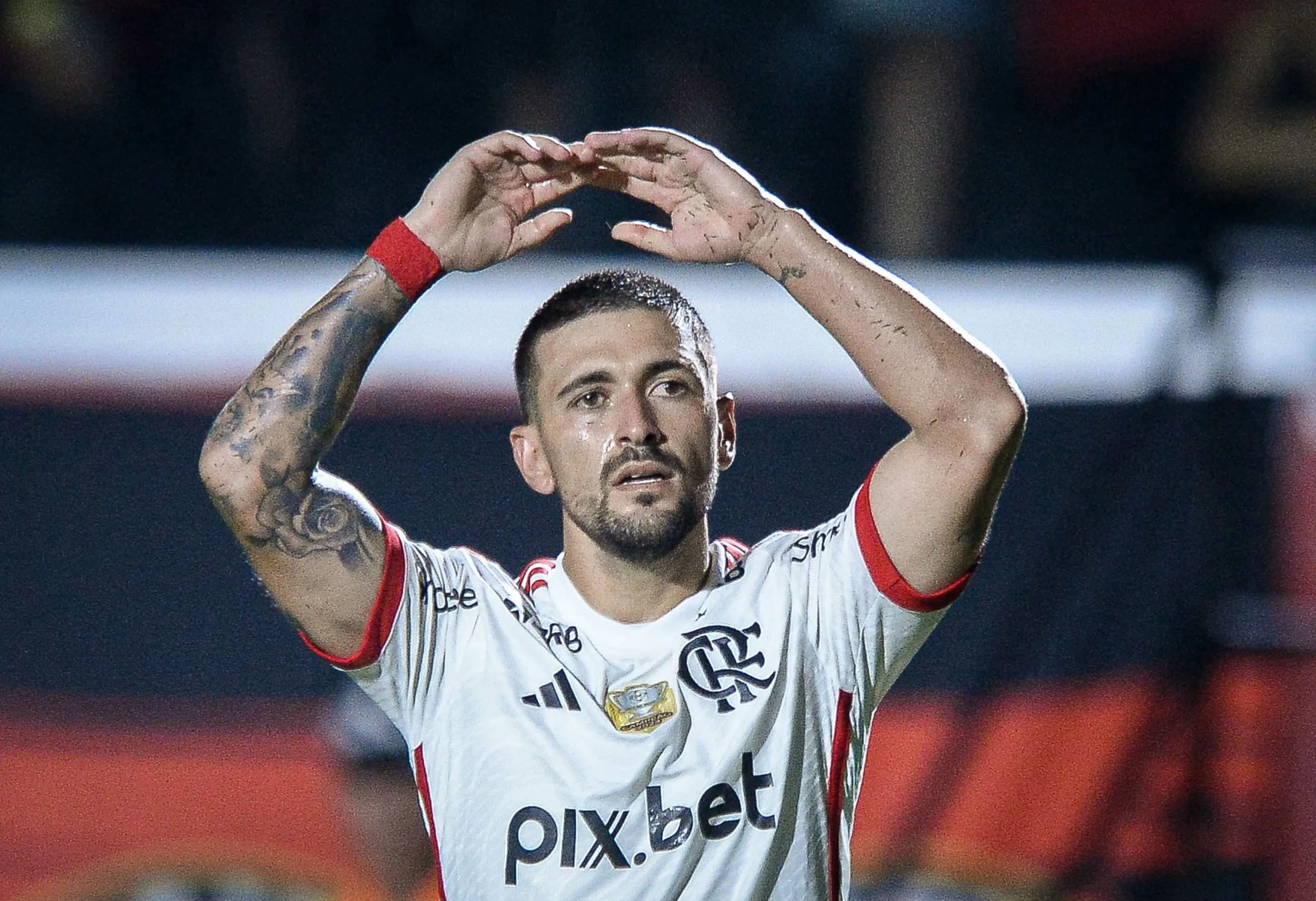 Arrascaeta jogador do Flamengo comemora seu gol durante partida contra o Vitoria no estadio Barradao pelo campeonato Brasileiro A 2025. Foto: Jhony Pinho/AGIF