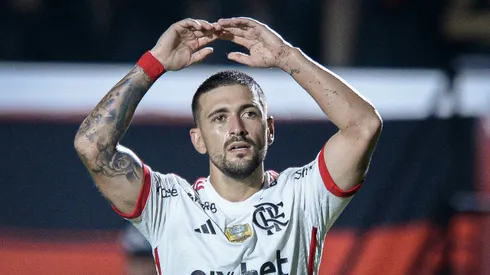 BA - SALVADOR - 06/04/2025 - BRASILEIRO A 2025, VITORIA X FLAMENGO - Arrascaeta jogador do Flamengo comemora seu gol durante partida contra o Vitoria no estadio Barradao pelo campeonato Brasileiro A 2025. Foto: Jhony Pinho/AGIF