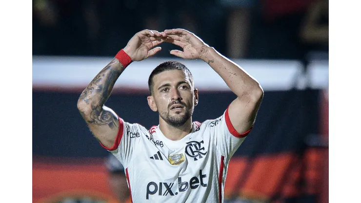 BA - SALVADOR - 06/04/2025 - BRASILEIRO A 2025, VITORIA X FLAMENGO - Arrascaeta jogador do Flamengo comemora seu gol durante partida contra o Vitoria no estadio Barradao pelo campeonato Brasileiro A 2025. Foto: Jhony Pinho/AGIF