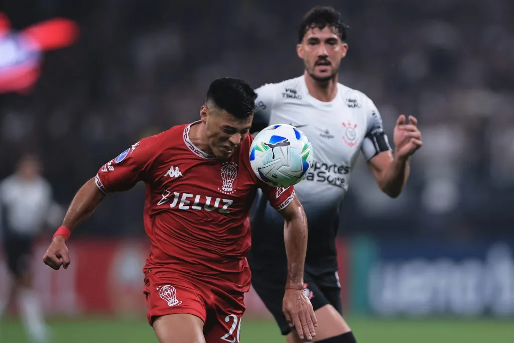 SP – SAO PAULO – 02/04/2025 – COPA SUL-AMERICANA 2025, CORINTHIANS X HURACAN – Gustavo Henrique jogador do Corinthians disputa lance com Sequeira jogador do Huracan durante partida no estadio Arena Corinthians pelo campeonato Copa Sul-americana 2025. Foto: Ettore Chiereguini/AGIF