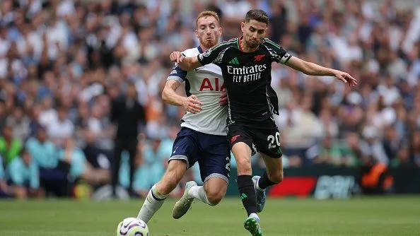 Jorginho durante partida. Foto: Alex Pantling/Getty Images