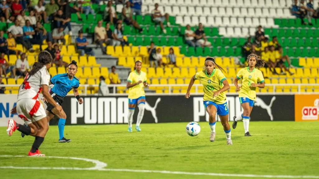 Julinha durante duelo entre Brasil e Peru pelo Sul-Americano Feminino Sub-17