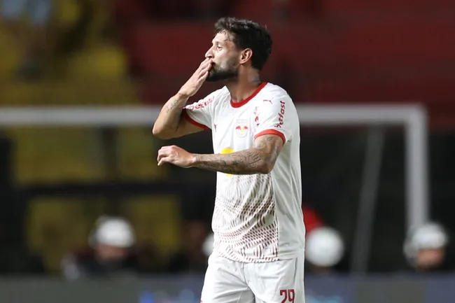 Foto: Marlon Costa/AGIF – Juninho Capixaba está valorizado no mercado da bola.