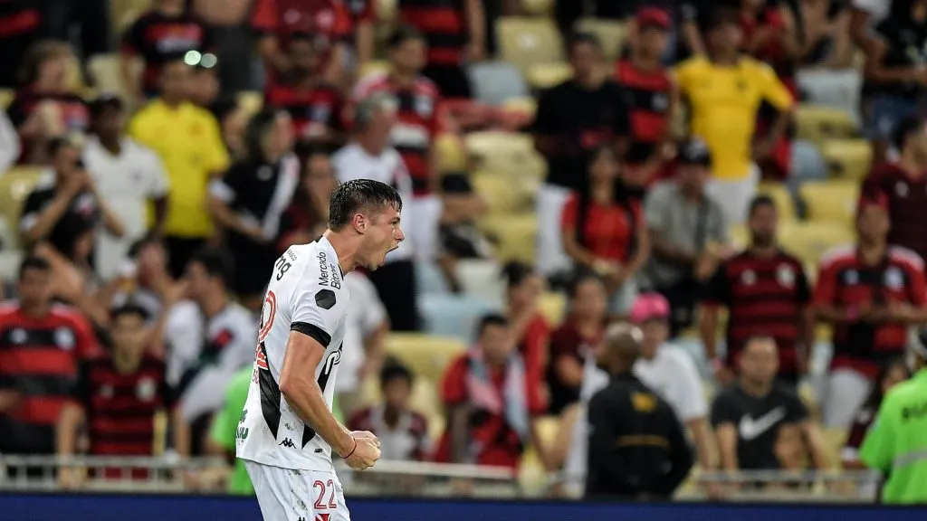 Capasso, jogador do Vasco, comemora seu gol durante partida contra o Flamengo, pelo Campeonato Carioca de 2023. Foto: Thiago Ribeiro/AGIF.