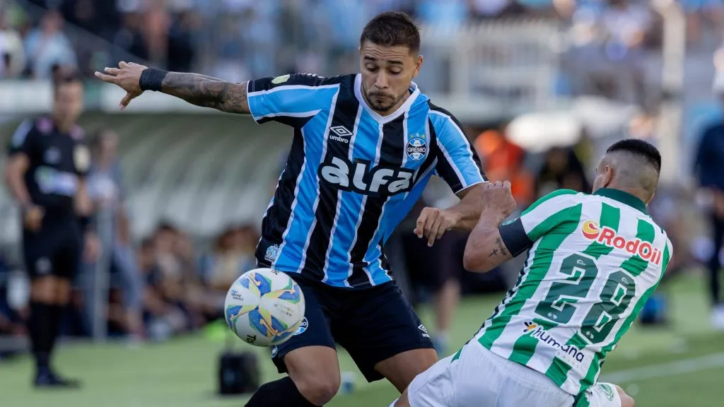 Alan Ruschel do Juventude disputa lance com João Pedro jogador do Grêmio durante partida no estádio Alfredo Jaconi pelo campeonato Gaúcho 2025. Foto: Liamara Polli/AGIF