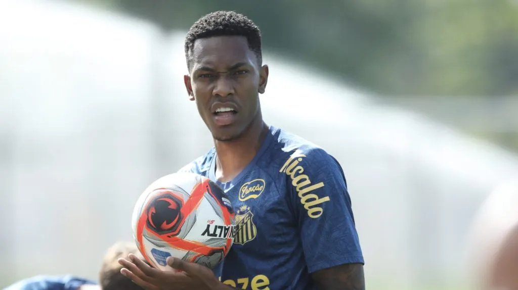 Foto: Reinaldo Campos/AGIF – Luisão ganha nova chance no Alvinegro Praiano e entra na vaga de Aderlan.