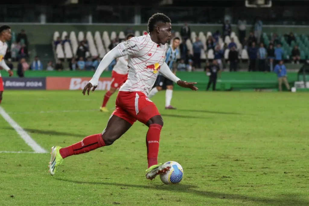 PR – CURITIBA – 01/06/2024 – BRASILEIRO A 2024, GREMIO X BRAGANTINO – Henry Mosquera jogador do Bragantino durante partida contra o Gremio no estadio Couto Pereira pelo campeonato Brasileiro A 2024. Foto: Robson Mafra/AGIF