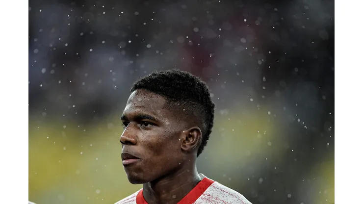 Henry Mosquera jogador do Bragantino durante partida contra o Flamengo no estádio Maracanã pelo campeonato Brasileiro A 2024. Foto: Thiago Ribeiro/AGIF