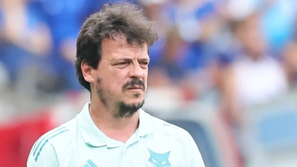Fernando Diniz técnico do Cruzeiro durante partida contra o Betim no estádio Mineirão pelo campeonato Mineiro 2025. Foto: Gilson Lobo/AGIF