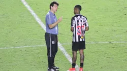 Fernando Diniz conversando com Tche Tche. Foto: Fernanda Luz/AGIF