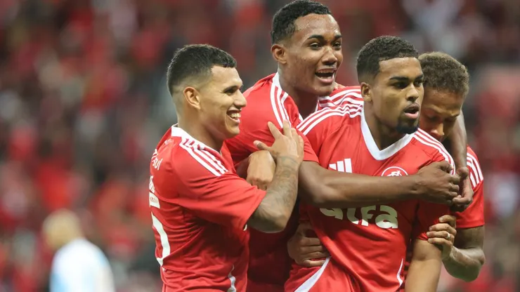 Gustavo Prado comemorando gol pelo Inter com seus companheiros de clube.