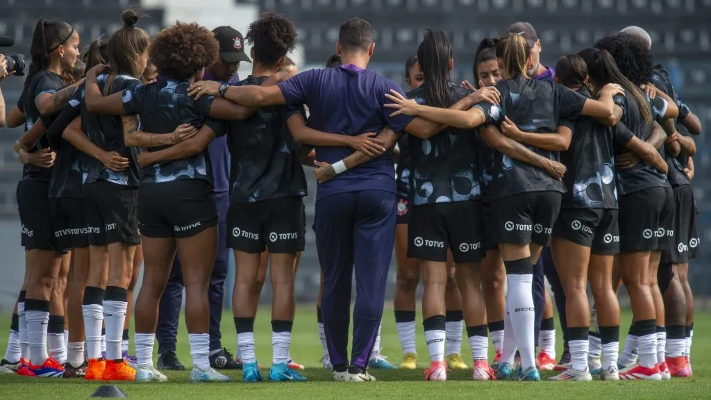 jogadoras do Corinthians durante aquecimento antes da partida contra o Juventude no estádio Alfredo Schürig pelo CAMPEONATO BRASILEIRO FEMININO 2025, CORINTHIANS X JUVENTUDE -. Foto: Anderson Romão/AGIF