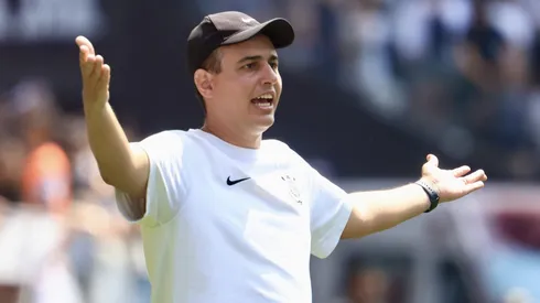 Lucas Piccinato técnico do Corinthians durante partida contra o São Paulo no estádio Arena Corinthians pelo campeonato Brasileiro A Feminino 2024.