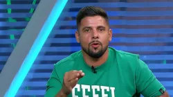 Cicinho, ex-jogador e comentarista em programa da Band