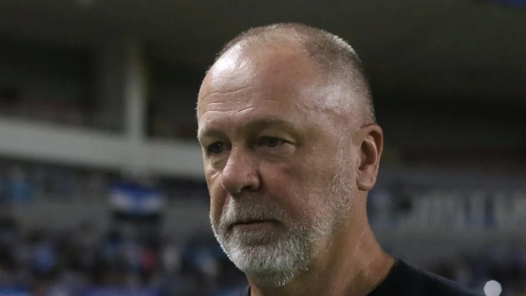 Foto: Marlon Costa/AGIF – Mano Menezes assinou contrato até dezembro com o Clube Gaúcho.