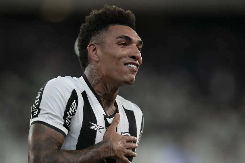 Igor Jesus jogador do Botafogo comemora seu gol – Foto: Jorge Rodrigues/AGIF