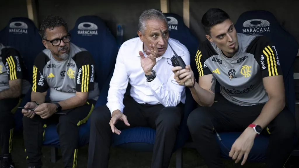 Tite técnico do Flamengo com seus auxiliares Matheus Bachi e Cléber Xavier antes da partida contra o Nova Iguaçu no estádio Maracanã pelo campeonato Carioca 2024. Foto: Jorge Rodrigues/AGIF