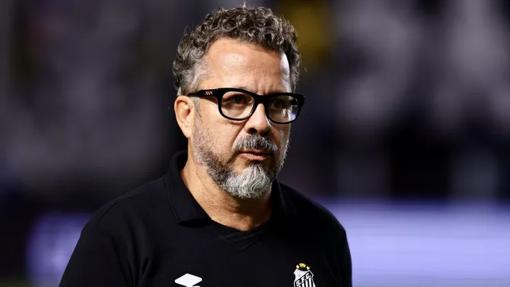 Cleber Xavier tomou decisão de cortar jogador do Santos antes de embarque a Maceió pela Copa Betano do Brasil