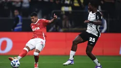 SP - SAO PAULO - 03/05/2025 - BRASILEIRO A 2025, CORINTHIANS X INTERNACIONAL - Caca jogador do Corinthians disputa lance com Aguirre jogador do Internacional durante partida no estadio Arena Corinthians pelo campeonato Brasileiro A 2025. Foto: Ettore Chiereguini/AGIF