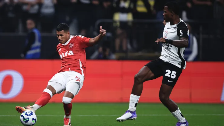 SP - SAO PAULO - 03/05/2025 - BRASILEIRO A 2025, CORINTHIANS X INTERNACIONAL - Caca jogador do Corinthians disputa lance com Aguirre jogador do Internacional durante partida no estadio Arena Corinthians pelo campeonato Brasileiro A 2025. Foto: Ettore Chiereguini/AGIF