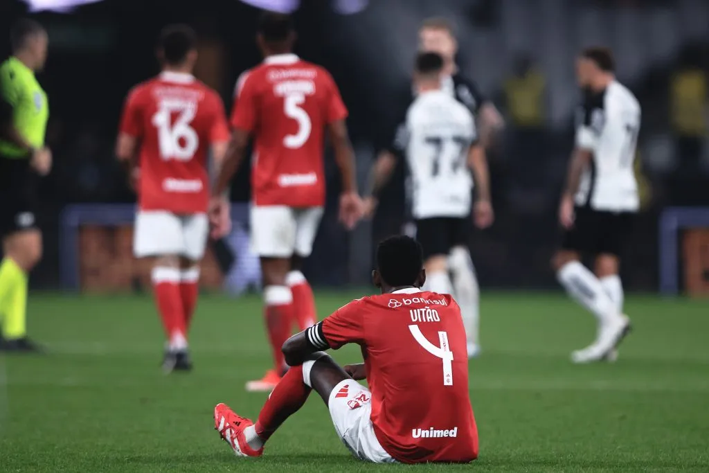 SP – SAO PAULO – 03/05/2025 – BRASILEIRO A 2025, CORINTHIANS X INTERNACIONAL –  jogador do Internacional lamenta derrota ao final da partida contra o Corinthians no estadio Arena Corinthians pelo campeonato Brasileiro A 2025. Foto: Ettore Chiereguini/AGIF